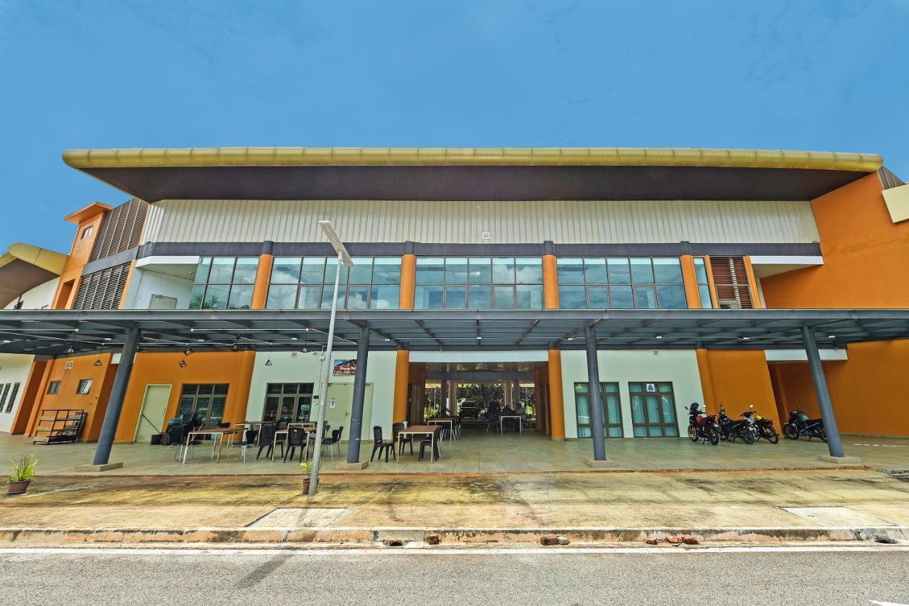 פדנג בסר Capital O 90614 Cvia Ummul Hotel מראה חיצוני תמונה